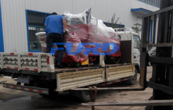福瑞得機(jī)械座駕壓路機(jī)，路面開槽機(jī)成功裝車及時發(fā)貨