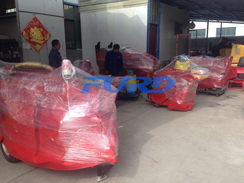 福瑞得機(jī)械座駕壓路機(jī)、大容量灌縫機(jī)，小型灌縫機(jī)包裝完畢準(zhǔn)備發(fā)貨
