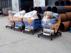 福瑞得機械5臺壓路機，一臺混凝土整平機及時發(fā)貨