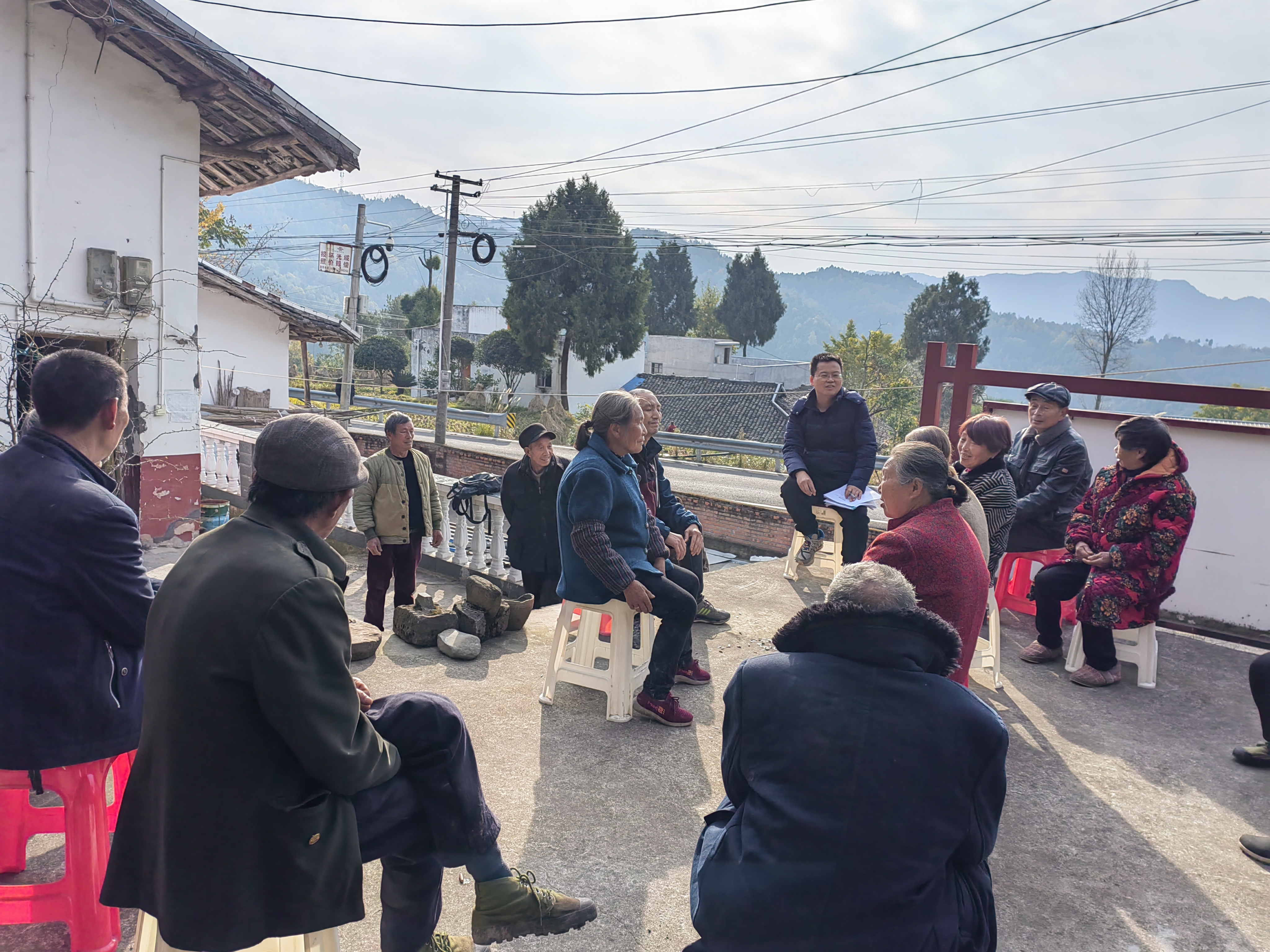 李杰超（中間）組織召開壩壩會，宣講政策，傾聽群眾意見建議_看圖王
